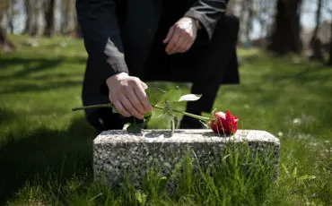 Uomo che visita la tomba della persona amata