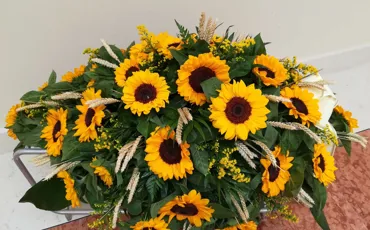 Addobbi floreali gialli per funerale in chiesa 